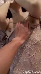 大腿上长阴毛的骚屄把自己裹好了，当做礼物快递给你要不要