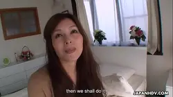 在激情四射的后入式性爱后，精液在她的毛茸茸的阴部里感官般地流淌