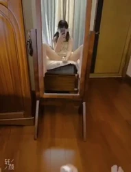 调教骚母狗女友，让她拍自慰视频给我看