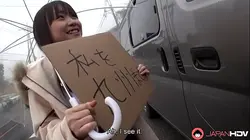 丰满的日本少女望月美琴正在为一个陌生人口交