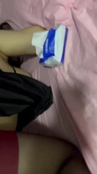 后入E奶女友插的很深，大奶都垂到床上了