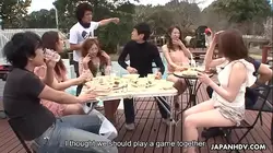 夏日里，亚洲女孩们在阳光明媚的户外为男人口交