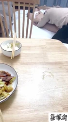 绿帽老婆在吃饭被朋友从饭桌上硬拉下去操