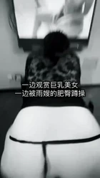 边欣赏着电视里的巨乳美女，边享受着雨嫂的蹲操
