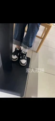 舞蹈生女大穿了一周的白袜踩在鸡吧上是一种什么感觉？