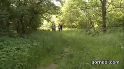 少女被男友诱惑并发生了关系
