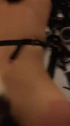 后入肛塞鞭打调教骚女