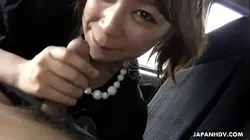 一位兴奋的亚洲美女正在为一根粗大的阴茎口交