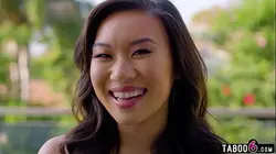 近距离接触迷人的亚洲少女Kimmy Kimm，她特别喜欢被狠狠打屁股
