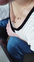 玩弄大奶头人妻