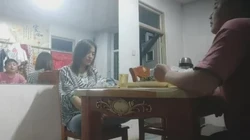 离异少妇吐露生活不满 一杯杯啤酒下肚 让自己更加奔放