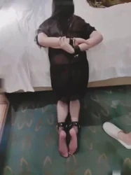 黑丝骚妻被单男捆绑跪地打屁股惩罚，惩罚完之后又奖励大鸡巴插骚逼