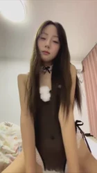 约了一个极品美女，诱惑的眼神看着你