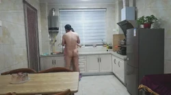 单男说饿了，老婆去厨房做好吃的，没忍住厨房里3P