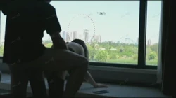 落地窗前，航拍视角