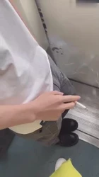 饥渴御姐火车上主动搭讪单男聊天，没忍住躲着乘务员偷偷跑到厕所里面摇起