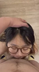 眼镜学渣妹就爱吃鸡巴和做爱