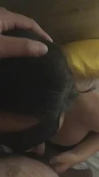 母狗手握肉棒，吃的爱不释口