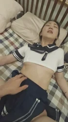 短发人妻少妇一身学生制服装带你重返十八岁