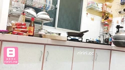 SWAG 厨房边炒饭边自慰的骚妹妹 太兴奋一直高潮! Lingjiang