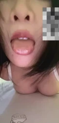 声音嗲嗲的骚的不行，阿黑颜翻白眼表情诱惑。舌头诱惑，女生已成年