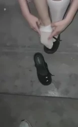 把白丝小女友带到到楼梯间让她把丝袜套在我的鸡巴上撸射！舒服