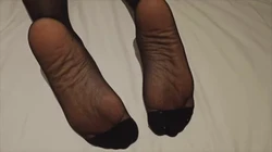 她穿上红肚兜子，说要做肌肉男的新娘子