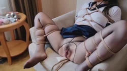 小母狗被M腿五花大绑在椅子上，被两位主任炮机手插任意玩弄骚逼！下集