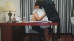 下班不回家跑到宾馆里3P