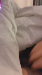 很乖的自己在被子里吃肉棒