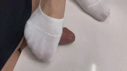 把狗鸡巴放在桌上被主人的棉袜嫩足踩着玩，这都被踩射精你可真是贱啊