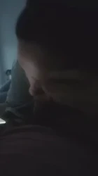 老板送外卖去了，老板娘在后厨帮忙吹萧