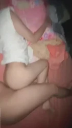 嫩b喜欢在床上被后入～稚嫩的肉体让人欲罢不能～