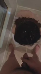 尿浴母狗，给母狗洗头