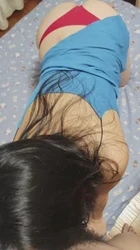骚逼跪着吃鸡吧，逼里还塞着跳蛋
