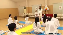 这位迷人的日本辣妹虔诚地崇拜阴茎，仿佛它们是神明一般