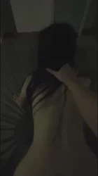 偷情人妻大白天酒店走廊北操，差点被发现