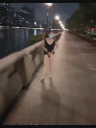 纹身眼镜媳妇在江边和单男操起来
