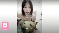 SWAG 小琪琪舌頭狂舔肉棒
