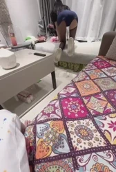 小姨子口含跳跳糖给姐夫口交 沙发飘窗前被姐夫后入猛操内射！