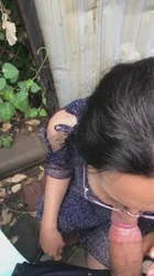 雨天野站，爆操眼镜人妻熟女
