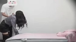 风骚丈母娘找女婿诉苦，被女婿按倒压在身下插入骚逼，被女婿猛干