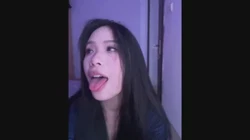 好淫荡的表情，舌头看起来很好吃的样子