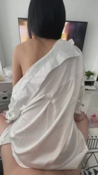 身材超好的细腰母狗穿着白T就扭起来
