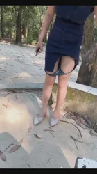 老婆公园直接脱内裤露出