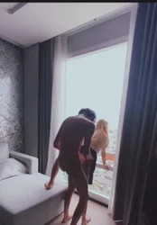 长腿颜值小太妹 趴在酒店落地窗前被无套猛操