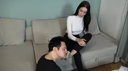 少女Jasmin的运动鞋舔舐、袜子嗅闻、脚部嗅闻与脚部舔舐