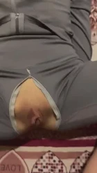 这裤子很方便，一拉就能插进去