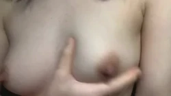 女大趁室友不在捏一捏奶子