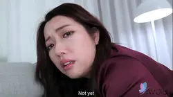 性感的中国家庭主妇Cici，拥有丰满的胸部，正在玩弄一根坚硬的阴茎